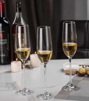 flute champagne glass with tall slender stem and clear crystal design