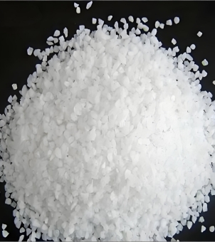 High-quality quartz sand for glassmaking A small pile of white quartz sand sample, which is the raw material used by Xinghuo Glass Company to manufacture glass cups.