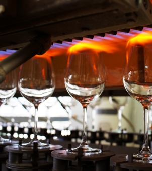 Annealing and polishing processes for crystal wine glasses High-temperature flame polishing process for crystal wine glasses on an automated manufacturing conveyor belt
