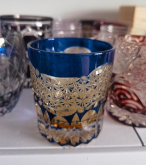 Hand-Cut Cobalt Blue Crystal Whiskey Glass The intricate geometric carvings on the glass surface, through the contrast between the deep blue and the transparent glass, showcase a three-dimensional effect under the refraction of light and shadow