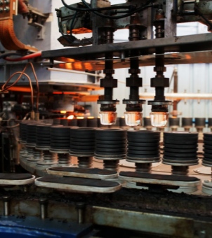 Strong design and manufacturing capabilities The image shows a part of the glass food storage bowl production line, demonstrating Xinghuo Glass's manufacturing capabilities.