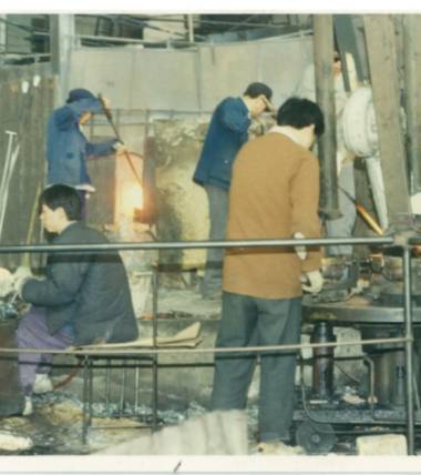 1999 Xinghuo Glass Xinghuo Glass was originally a handmade glass workshop; the picture shows several workers making glass cups