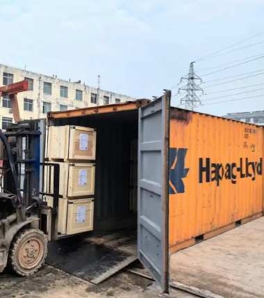 Xinghuo Glass will begin OEM manufacturing for overseas clients in 2025 Xinghuo Glass's first overseas customer; the picture shows workers using a forklift to load goods into a container