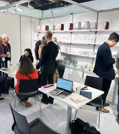 Xinghuo Glass, Frankfurt Exhibition Xinghuo Glass participated in the Frankfurt trade fair for the first time. The picture shows Xinghuo staff greeting customers at the fair