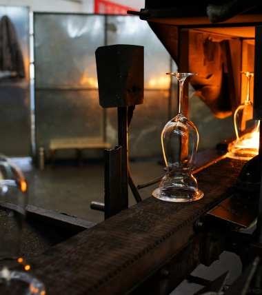 Xinghuo Glass Crystal Glass Product Line Xinghuo glass and crystal goblets; the picture shows the fire polishing production line for goblets