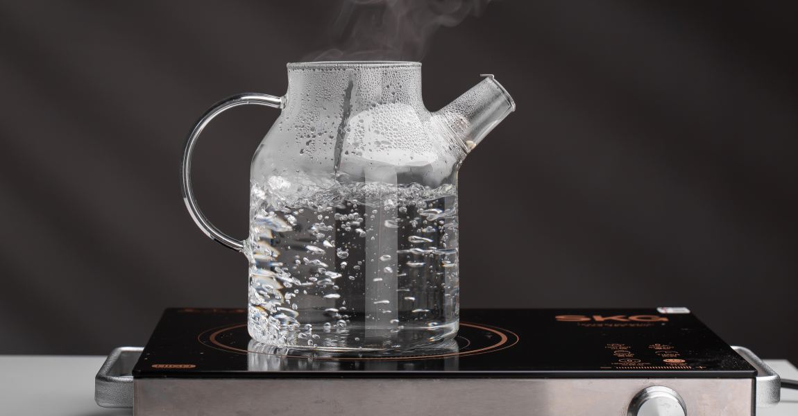 High borosilicate glass kettles, when heated directly on an electric ceramic stove, exhibit excellent high-temperature resistance.