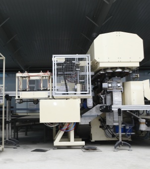 Xinghuo glass laser cold cutting machine The image shows a laser cold-cutting machine from Xinghu Glass Company.