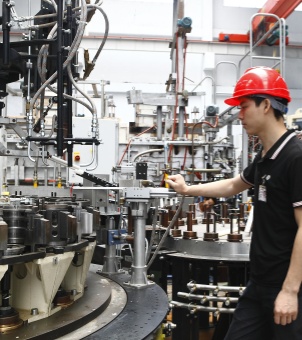 Continuous improvement of production processes Workers are carrying out maintenance on the Xinghuo glass production line.