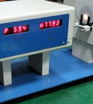 Xinghuo Company Glass Transmittance Tester The image shows the testing instrument used by Xinghuo Company to test the clarity and light transmittance of glass products.